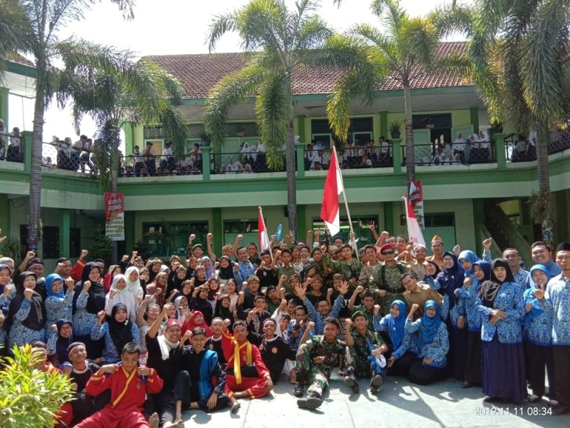 Memperingati Hari Pahlawan